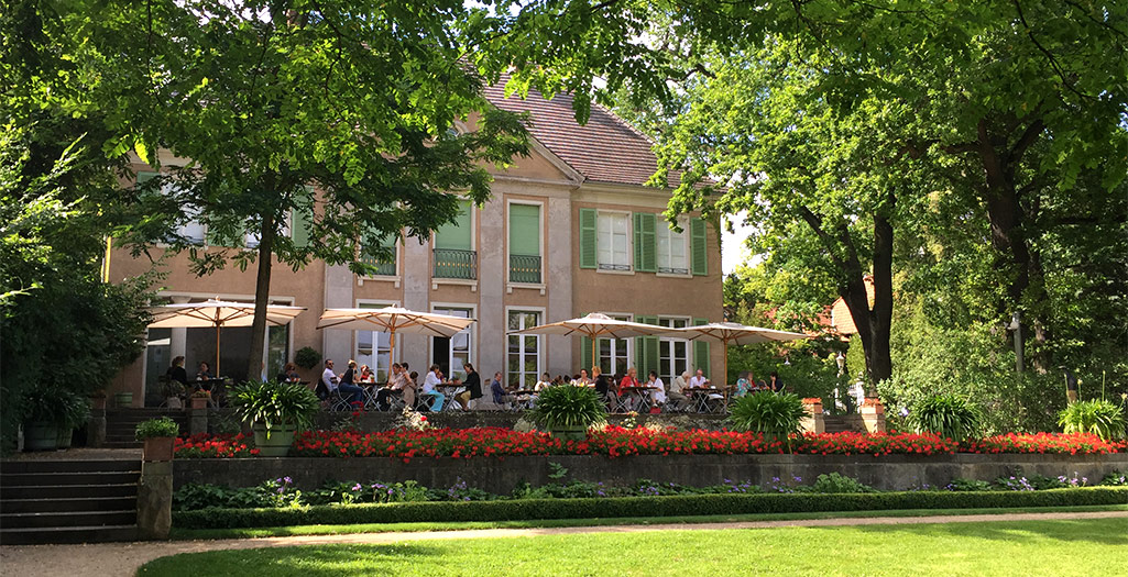 Liebermann-Villa mit belebter Terrasse